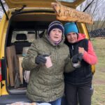 23.02.2020. Sandomierz. Budowa wybiegu dla psów ze schroniska. Na zdjęciu (od lewej): Grażyna Szklarska - członek zarządu powiatu sandomierskiego i Klaudia Tajs - prezes KGW Chwałowianki / Grażyna-Szlęzak-Wójcik / Radio Kielce