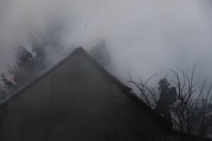 20.02.2020. Kielce. Pożar pustostanu przy ul. Zapłotek / Jarosław Kubalski / Radio Kielce