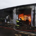 10.02.2020. Kornica. Pożar zakładu drzewnego przy ulicy Przemysłowej / Jarosław Kubalski / Radio Kielce