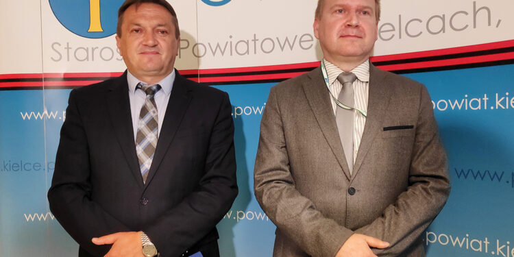 Mirosław Gębski - starosta kielecki, Grzegorz Piwko - p.o. dyrektora Powiatowego Urzędu Pracy w Kielcach / Izabela Mortas / Radio Kielce