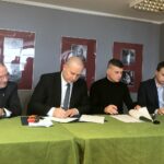 12.02.2020. Jędrzejów. Podpisanie umowy na budowę centrum komunikacyjnego. Na zdjęciu (od lewej): Marek Bogusławski - wicemarszałek województwa, Marcin Piszczek - burmistrz Jędrzejowa, Grzegorz Majchrowski, Krzysztof Majchrowski – generalny wykonawca firma TIGMA-BUD / Marcin Przemirski / Radio Kielce