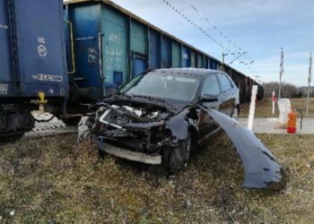 19.02.2020 Maciejowice. Pociąg towarowy zderzył się samochodem osobowym / PSP