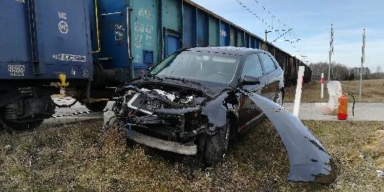 19.02.2020 Maciejowice. Pociąg towarowy zderzył się samochodem osobowym / PSP
