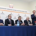 04.02.2020. Wiślica. Konferencja Polskiej Spółki Gazownictwa. Na zdjęciu od lewej: Radosław Słoniewski - dyrektor Zakładu Gazownictwa w Kielcach, Ireneusz Krupa - prezes zarządu głównego Polskiej Grupy Gazownictwa, Zbigniew Koniusz - wojewoda świętokrzyski, Krzysztof Lipiec - poseł PiS oraz honorowy obywatel Wiślicy, Jarosław Jaworski - burmistrz Wiślicy / Marta Gajda / Radio Kielce