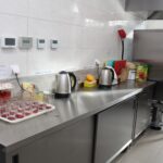 09.02.2020 Kazimierza Wielka. Kuchnia w Samorządowej Szkole Podstawowej nr 1 im. Hugona Kołłątaja po remoncie / Marta Gajda / Radio Kielce