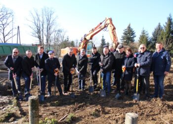 13.02.2020. Kazimierza Wielka. Budowa basenu mineralno-termalnego. Oficjalne wbicie łopaty / Marta Gajda / Radio Kielce