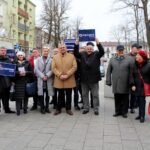 22.02.2020 Busko-Zdrój. Członkowie i sympatycy Porozumienia Jarosława Gowina zbierają podpisy poparcia dla Andrzeja Dudy przed majowymi wyborami prezydenckimi / Marta Gajda / Radio Kielce