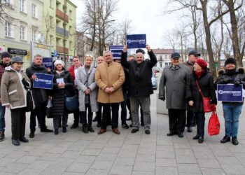 22.02.2020 Busko-Zdrój. Członkowie i sympatycy Porozumienia Jarosława Gowina zbierają podpisy poparcia dla Andrzeja Dudy przed majowymi wyborami prezydenckimi / Marta Gajda / Radio Kielce