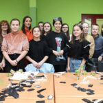 24.02.2020. Busko-Zdrój. Warsztaty w ramach projektu "Moda na recycling" / Marta Gajda / Radio Kielce