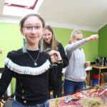 24.02.2020. Busko-Zdrój. Warsztaty w ramach projektu "Moda na recycling" / Marta Gajda / Radio Kielce