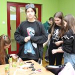 24.02.2020. Busko-Zdrój. Warsztaty w ramach projektu "Moda na recycling" / Marta Gajda / Radio Kielce