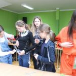 24.02.2020. Busko-Zdrój. Warsztaty w ramach projektu "Moda na recycling" / Marta Gajda / Radio Kielce