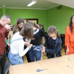 24.02.2020. Busko-Zdrój. Warsztaty w ramach projektu "Moda na recycling" / Marta Gajda / Radio Kielce