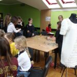 24.02.2020. Busko-Zdrój. Warsztaty w ramach projektu "Moda na recycling" / Marta Gajda / Radio Kielce