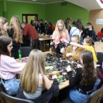 24.02.2020. Busko-Zdrój. Warsztaty w ramach projektu "Moda na recycling" / Marta Gajda / Radio Kielce