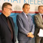 11.09.2019. Kielce. Konferencja w Starostwie Powiatowym. Na zdjęciu (od lewej): Tomasz Pleban - wicestarosta kielecki, Mirosław Gębski - starosta kielecki i Grzegorz Piwko - pełniący obowiązki dyrektora Powiatowego Urzędu Pracy w Kielcach / Starostwo Powiatowe w Kielcach