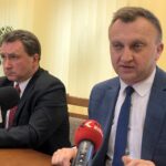 23.02.2020. Sandomierz. Szpital Specjalistyczny Ducha Świętego w otrzymał certyfikat  „Szpitala bez bólu”. Na zdjęciu (od lewej): Marek Kos -  dyrektor szpitala i Marcin Piwnik - starosta Marcin Piwnik .Na drugim Beata Wiater wicedyrektor szpitala / Grażyna-Szlęzak-Wójcik / Radio Kielce