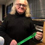 Cezary Łutowicz, artysta, projektant i wykonawca biżuterii z krzemieniem pasiastym włączył się do akcji Radia Kielce promującej noszenie odblasków / Grażyna Szlęzak-Wójcik / Radio Kielce