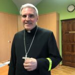 06.02.2020 Sandomierz. Biskup sandomierski Krzysztof Nitkiewicz promuje noszenie odblasków / Grażyna Szlęzak-Wójcik / Radio Kielce