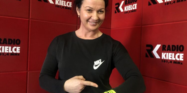 Mistrzyni świata fitness, Katarzyna Dudek zachęca do noszenia odblasków / Grażyna Szlęzak-Wójcik / Radio Kielce