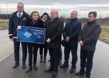 10.02.2020. Osiek. Na zdjęciu (na pierwszym planie, od lewej) wiceminister infrastruktury Rafał Weber, wiceminister sportu i turystyki Anna Krupka, burmistrz Osieka Rafał Łysiak / Grażyna Szlęzak-Wójcik / Radio Kielce