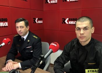 18.02.2020 Sandomierz. Od lewej: starszy kapitan Andrzej Włodarczyk - zastępca komendanta powiatowego PSP w Sandomierzu i starszy strażak Damian Noga  z PSP w Sandomierzu / Grażyna Szlęzak-Wójcik / Radio Kielce