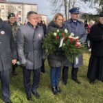 19.02.2020. Staszów. Marsz Powstańców Styczniowych. Na zdjęciu (od lewej): Józef Żółciak - starosta staszowski, Leszek Kopeć - burmistrz Staszowa, Ewa Kondek - wiceburmistrz Staszowa, Leszek Dębowski - komendant powiatowy policji w Staszowie, ks. Szczepan Janas - proboszcz parafii św. Bartłomieja w Staszowie / Grażyna Szlęzak-Wójcik / Radio Kielce