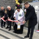 19.02.2020. Sandomierz. Otwarcie nowej hali targowej. Na zdjęciu od lewej: Janusz Stasiak - kierownik zakładu budżetowego Targowiska Miejskie w Sandomierzu, Marta Pawlik - prezes Sandomierskiego Stowarzyszenia Kupców Placu 3 Maja, Janusz Poński - radny, ks. Krzysztof Rusiecki - krajowy duszpasterz  rzemieślników, Marcin Marzec - burmistrz Sandomierza / Grażyna Szlęzak-Wójcik / Radio Kielce