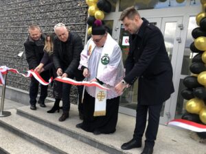 19.02.2020. Sandomierz. Otwarcie nowej hali targowej. Na zdjęciu od lewej: Janusz Stasiak - kierownik zakładu budżetowego Targowiska Miejskie w Sandomierzu, Marta Pawlik - prezes Sandomierskiego Stowarzyszenia Kupców Placu 3 Maja, Janusz Poński - radny, ks. Krzysztof Rusiecki - krajowy duszpasterz rzemieślników, Marcin Marzec - burmistrz Sandomierza / Grażyna Szlęzak-Wójcik / Radio Kielce