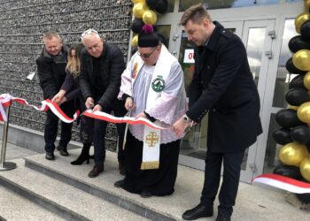 19.02.2020. Sandomierz. Otwarcie nowej hali targowej. Na zdjęciu od lewej: Janusz Stasiak - kierownik zakładu budżetowego Targowiska Miejskie w Sandomierzu, Marta Pawlik - prezes Sandomierskiego Stowarzyszenia Kupców Placu 3 Maja, Janusz Poński - radny, ks. Krzysztof Rusiecki - krajowy duszpasterz  rzemieślników, Marcin Marzec - burmistrz Sandomierza / Grażyna Szlęzak-Wójcik / Radio Kielce