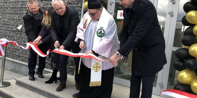 19.02.2020. Sandomierz. Otwarcie nowej hali targowej. Na zdjęciu od lewej: Janusz Stasiak - kierownik zakładu budżetowego Targowiska Miejskie w Sandomierzu, Marta Pawlik - prezes Sandomierskiego Stowarzyszenia Kupców Placu 3 Maja, Janusz Poński - radny, ks. Krzysztof Rusiecki - krajowy duszpasterz  rzemieślników, Marcin Marzec - burmistrz Sandomierza / Grażyna Szlęzak-Wójcik / Radio Kielce