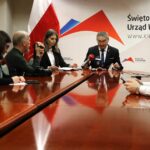 25.02.2020. Kielce. Konferencja wojewody świętokrzyskiego dotycząca opłat za odbiór śmieci w Promniku. Na zdjęciu (w środku): Ewa Łukomska - rzecznik wojewody świętokrzyskiego i Zbigniew Koniusz - wojewoda świętokrzyski / Świętokrzyski Urząd Wojewódzki w Kielcach