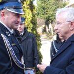 09.02.2020. Iwaniska. Uroczystość przekazania samochodów dla OSP w Iwaniskach i OSP w Kamieńcu. Na zdjęciu (od lewej): Daniel Kijanka - prezes OSP w Iwaniskach i Krzysztof Lipiec - poseł PiS / Emilia Sitarska / Radio Kielce