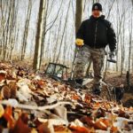 08.02.2020 Las w okolicy miejscowości Zagrody. Fundacja Niezłomni poszukuje ukrytych mogił ofiar komunistycznego terroru / Jarosław Kubalski / Radio Kielce