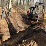 08.02.2020 Las w okolicy miejscowości Zagrody. Fundacja Niezłomni poszukuje ukrytych mogił ofiar komunistycznego terroru / Jarosław Kubalski / Radio Kielce