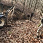 08.02.2020 Las w okolicy miejscowości Zagrody. Fundacja Niezłomni poszukuje ukrytych mogił ofiar komunistycznego terroru / Jarosław Kubalski / Radio Kielce