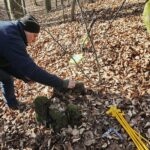 08.02.2020 Las w okolicy miejscowości Zagrody. Fundacja Niezłomni poszukuje ukrytych mogił ofiar komunistycznego terroru / Jarosław Kubalski / Radio Kielce