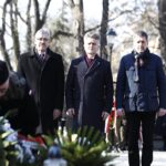 09.02.2020 Kielce. Uroczystości pod pomnikiem Armii Krajowej w 78. rocznicę przemianowania ZWZ w AK. Od lewej: radny Tadeusz Kozior, senator Krzysztof Słoń i wiceprzewodniczący rady miasta Jarosław Karyś / Jarosław Kubalski / Radio Kielce
