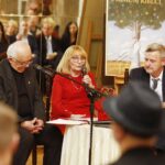 17.02.2020 Kielce. WDK. Promocja tomu wierszy, opowiadań i haiku pt. "Wina" autorstwa Ireny Nyczaj. Od lewej reżyser Arkadiusz Szostak, Irena Nyczaj i dyrektor WDK Jarosław Machnicki / Jarosław Kubalski / Radio Kielce