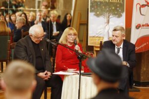 17.02.2020 Kielce. WDK. Promocja tomu wierszy, opowiadań i haiku pt. "Wina" autorstwa Ireny Nyczaj. Od lewej reżyser Arkadiusz Szostak, Irena Nyczaj i dyrektor WDK Jarosław Machnicki / Jarosław Kubalski / Radio Kielce