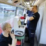 18.02.2020 Kielce. Policjanci oddają krew w ramach akcji "Nie Rozlewaj Krwi Na Drodze" / Jarosław Kubalski / Radio Kielce
