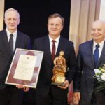 20.02.2020 Wola Morawicka. Kowale - nagrody gospodarcze gminy Morawica. Brązowy Kowal dla Firmy Produkcyjno-Usługowej R-TECH. Z rąk burmistrza Mariana Burasa i przewodniczącego Rady Powiatu w Kielcach Jacka Kuzi nagrodę odbiera właściciel firmy Grzegorz Rybus / Jarosław Kubalski / Radio Kielce