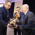 20.02.2020 Wola Morawicka. Kowale - nagrody gospodarcze gminy Morawica. Brązowy Kowal dla Firmy Produkcyjno-Usługowej R-TECH. Od lewej przewodniczący Rady Powiatu w Kielcach Jacek Kuzia, właściciel R-TECH Grzegorz Rybus i burmistrz Morawicy Marian Buras / Jarosław Kubalski / Radio Kielce