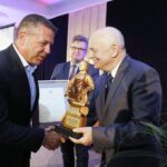 20.02.2020 Wola Morawicka. Kowale - nagrody gospodarcze gminy Morawica. Srebrny Kowal dla firmy Termatel. Nagrodę z rąk burmistrza Mariana Burasa i dyrektora generalnego UW Marcina Bębna odbiera dyrektor Michał Pindral / Jarosław Kubalski / Radio Kielce