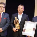 20.02.2020 Wola Morawicka. Kowale - nagrody gospodarcze gminy Morawica. Złoty Kowal dla Przedsiębiorstwa Budowlanego Perfekt Sp. z.o.o. Nagrodę z rąk burmistrza Mariana Burasa i wicestarosty Tomasz Plebana odbiera prezes firmy Zbigniew Bartlela / Jarosław Kubalski / Radio Kielce