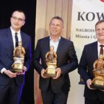 20.02.2020 Wola Morawicka. Kowale - nagrody gospodarcze gminy Morawica. Złoty Kowal dla Przedsiębiorstwa Budowlanego Perfekt Sp. z.o.o. Od lewej wicestarosta Tomasz Pleban, prezes Perfekt Sp. z.o.o Zbigniew Bartela i burmistrz Morawicy Marian Buras / Jarosław Kubalski / Radio Kielce