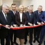 20.02.2020 Strawczynek. Otwarcie wiejskiej świetlicy po remoncie. Wstęgę przecinają od lewej: marszałek Andrzej Bętkowski, wiceprzewodniczący rady gminy Strawczyn Damian Gad, wicemarszałek Renata Janik, wójt Strawczyna Tadeusz Tkaczyk, przewodniczący rady gminy Strawczyn 	Grzegorz Stępień i dyrektor Samorządowego Centrum Kultury i Sportu w Strawczynie Łukasz Woźniak / Jarosław Kubalski / Radio Kielce