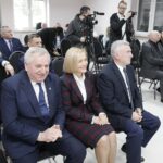 20.02.2020 Strawczynek. Otwarcie wiejskiej świetlicy po remoncie. Wójt Strawczyna Tadeusz Tkaczyk, wicemarszałek Renata Janik i marszałek Andrzej Bętkowski / Jarosław Kubalski / Radio Kielce