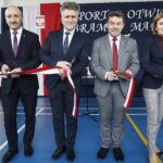 24.02.2020 Drugnia. Otwarcie hali sportowej przy szkole podstawowej. Od lewej Mariusz Ściana - członek zarządu powiatu w Kielcach, Krzysztof Słoń - senator, Stanisław Strąk - burmistrz Pierzchnicy i Anna Krupka - wiceminister sportu / Jarosław Kubalski / Radio Kielce