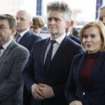 24.02.2020 Drugnia. Otwarcie hali sportowej przy szkole podstawowej. Na zdjęciu (od lewej): Stanisław Strąk - burmistrz Pierzchnicy, Krzysztof Słoń - senator PiS i Anna Krupka - wiceminister sportu / Jarosław Kubalski / Radio Kielce